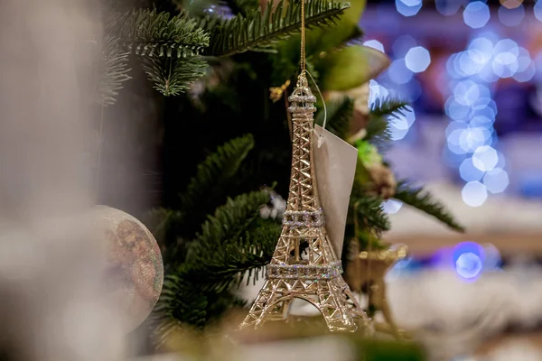 Brinquedo de Natal na árvore de Natal. Decoração de Ano Novo. Janela de loja decorada — Fotografia de Stock