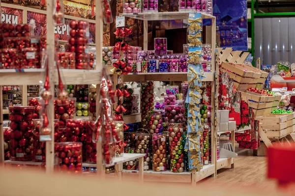 Ivano-frankivsk, Ukraine - 16. November 2019: Weihnachtsspielzeug am Weihnachtsbaum. Neujahrsdekoration. Schaufenster dekoriert — Stockfoto