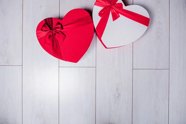 Primo piano di confezioni regalo a forma di cuore. Scatole regalo a forma di cuore — Foto Stock