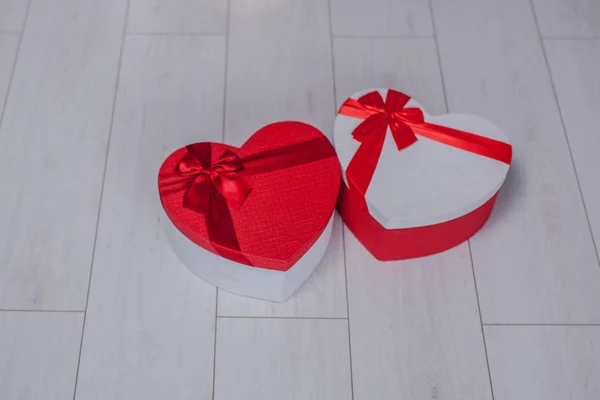 Primo piano di confezioni regalo a forma di cuore. Scatole regalo a forma di cuore — Foto Stock