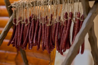 Geleneksel Av Sosisleri masada. Yerel bir avcıdan yiyecek, domuz eti ve geyik eti için aile toplantısı..