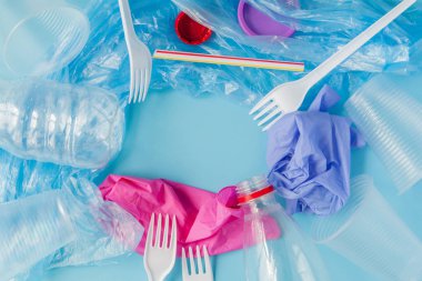 Blue Ba 'da çeşitli tek kullanımlık plastik atıkların üst görünümü