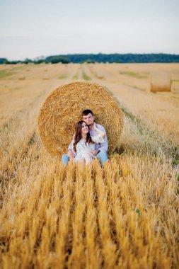 Saman mutlu genç çift, romantik insanlar kavramı, güzel 