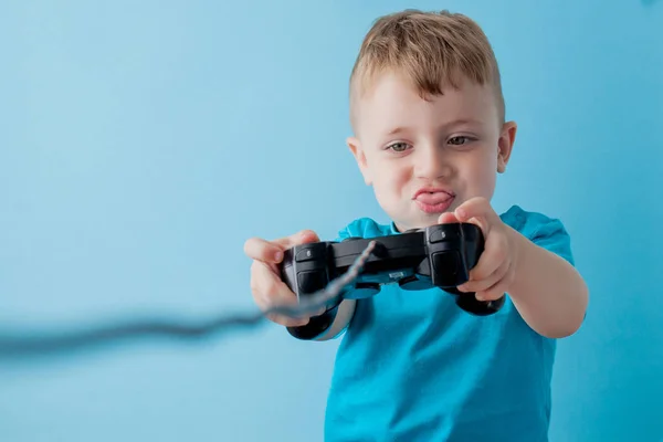 Menino menino 2-3 anos de idade vestindo roupas azuis segurar na mão j — Fotografia de Stock