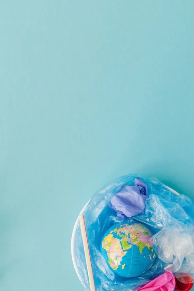 Het concept van het verminderen van plastic zakken gebruik: Gemodelleerde globes zijn zon — Stockfoto