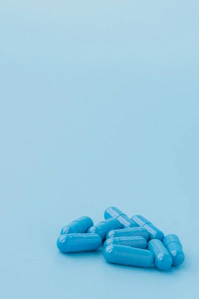 Capsules bleues, pilules sur fond bleu. Vitamines, nutritionnel — Photo