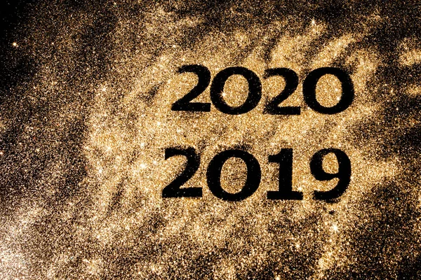 Números dourados brilhantes bonitos de 2019 a 2020 na parte traseira preta — Fotografia de Stock