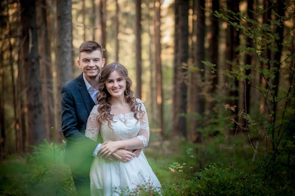 Nevěsta a ženich v lese na jejich svatbě, focení. — Stock fotografie