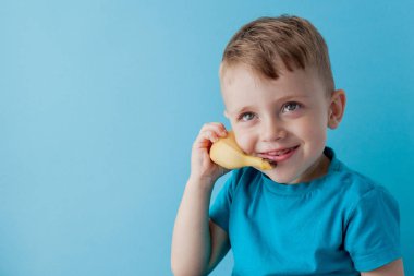 Little Boy telefon yerine muz yoluyla konuşmaya çalışır.