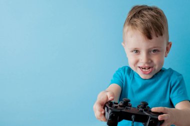 2-3 yaşlarında mavi elbiseli küçük bir çocuk.