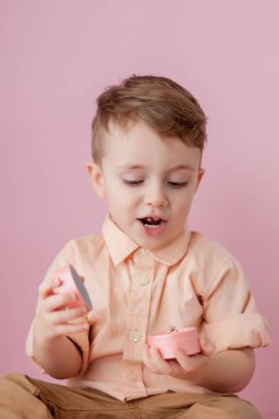 pembe arka plan üzerinde kutusunda halka veren çocuk