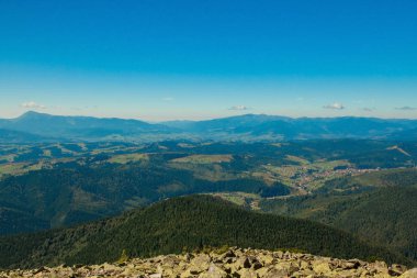 Orman ve bulutlu gökyüzü ile kaplı dağ zirveleri ile güzel dağ manzara. Ukrayna dağları, Avrupa