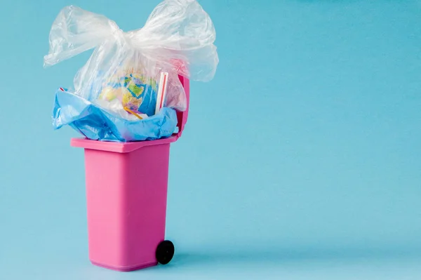 De aardbol ligt in de vuilnisbak. De aardbol ligt in een hoop plast. — Stockfoto