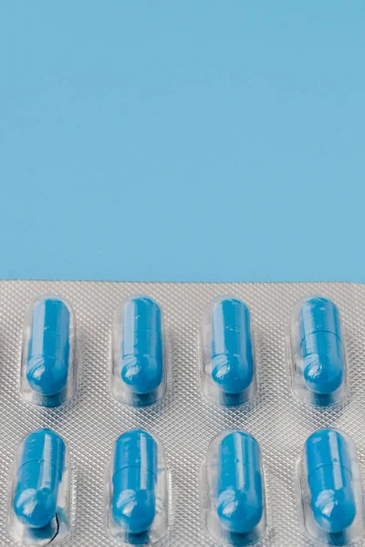 Capsule blu, pillole su sfondo blu. Vitamine, nutrizione — Foto Stock