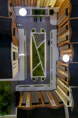 Evin yerleşim planı. Mimarlık dersi. Şehrin manzarası yaratılıyor. Devrim zamanı. Evde kırmızı bayrak var. Çalışıyorum. Tasarım kararı. Binada bir sürü pencere var.