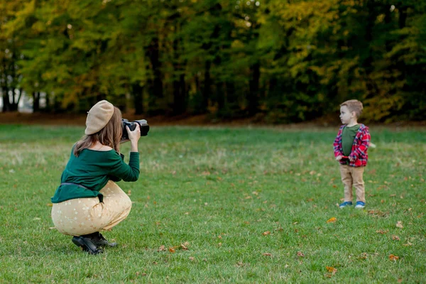 Fotografo donna fotografare il bambino a trascorrere fuori in t — Foto Stock