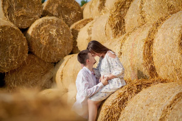 Lycklig ungt par på halm, romantiskt folk koncept, vacker — Stockfoto