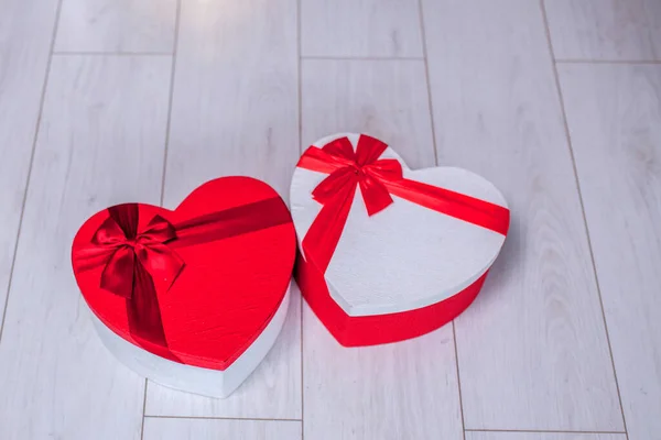 Primo piano di confezioni regalo a forma di cuore. Scatole regalo a forma di cuore — Foto Stock