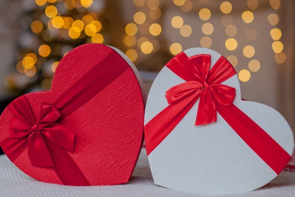 Primo piano di confezioni regalo a forma di cuore. Scatole regalo a forma di cuore — Foto Stock