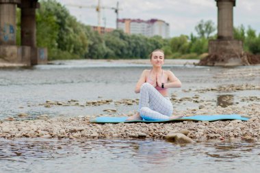 meditasyon ve Yoga egzersiz yaparken rahatlatıcı sağlıklı kız i