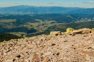 F ile kaplı dağ zirveleri ile güzel dağ manzarası