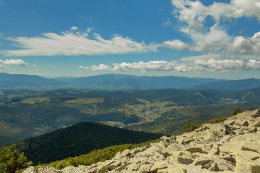 F ile kaplı dağ zirveleri ile güzel dağ manzarası