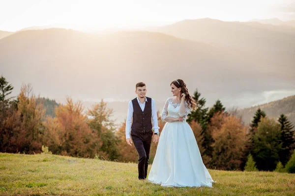 Novia y novio al atardecer pareja casada romántica — Foto de Stock