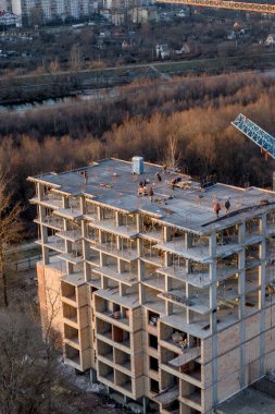 Yüksek binaların inşaatı ve inşaatı, çalışma ekipmanları ve işçileri olan inşaat endüstrisi. Yukarıdan bak, yukarıdan. Arkaplan ve doku