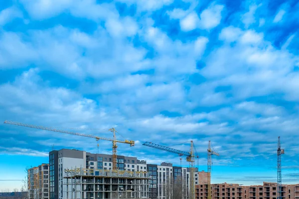 Construction site. High-rise multi-storey buildings under construction. Tower cranes near buildings — Stock Photo, Image