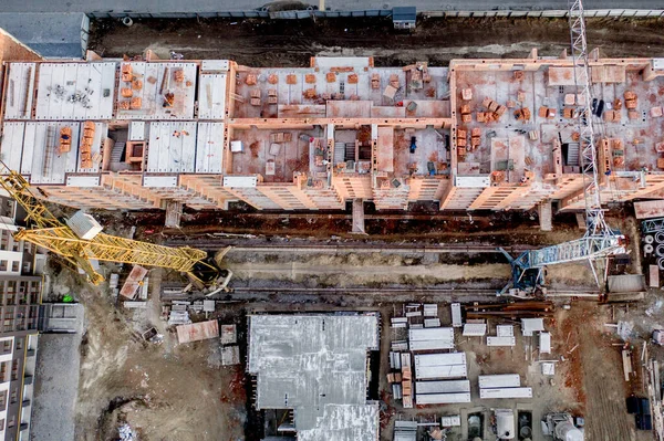 Construção e construção de edifícios altos, a indústria da construção com equipamentos de trabalho e trabalhadores. Vista de cima, de cima. Contexto e textura — Fotografia de Stock