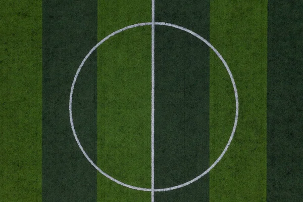 Centrum boiska do piłki nożnej, Pasiasty boisko do piłki nożnej tło, Zielona trawa boisko do piłki nożnej tło — Zdjęcie stockowe