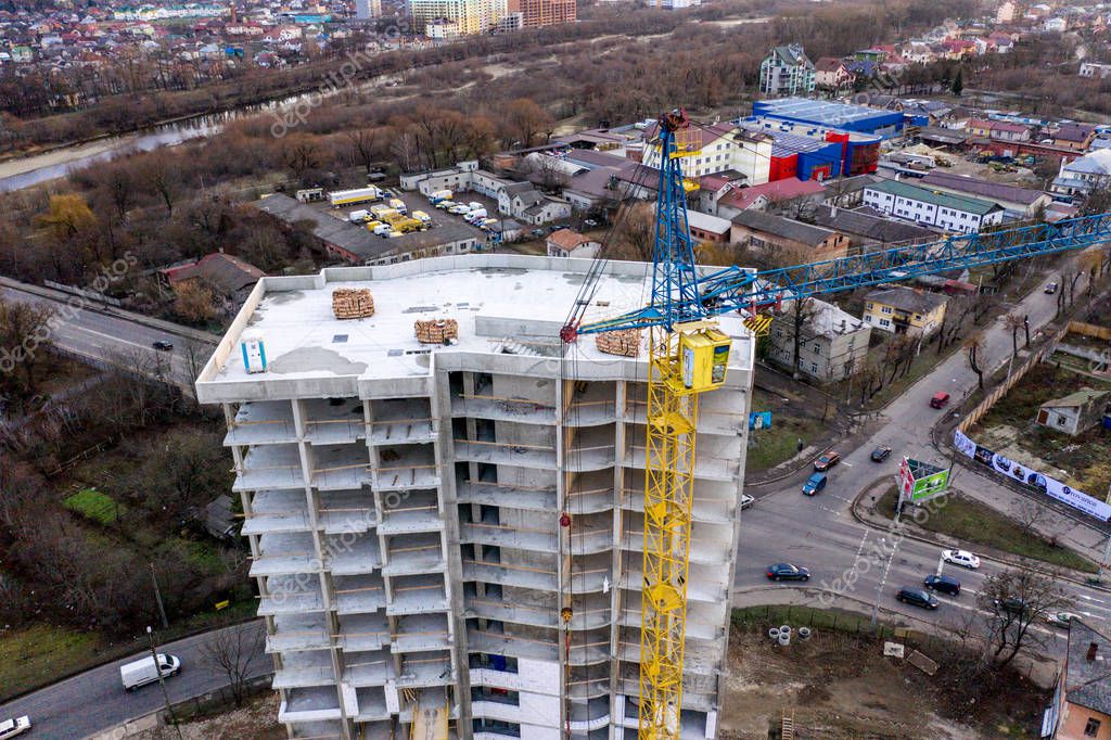 Foto de un edificio de varios pisos en construcción. Construcción de un