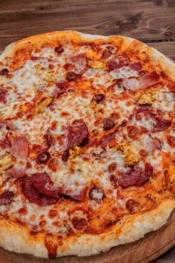 Mozzarella peynirli Pizza, salam, Domates, biber, Baharatlar. 