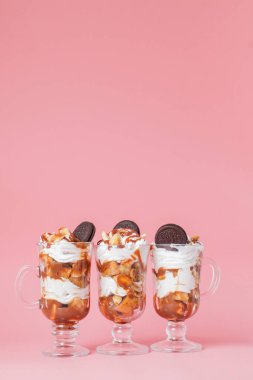 Pembe bs bisküvi ve krem şanti ile cam tatlı tatlı