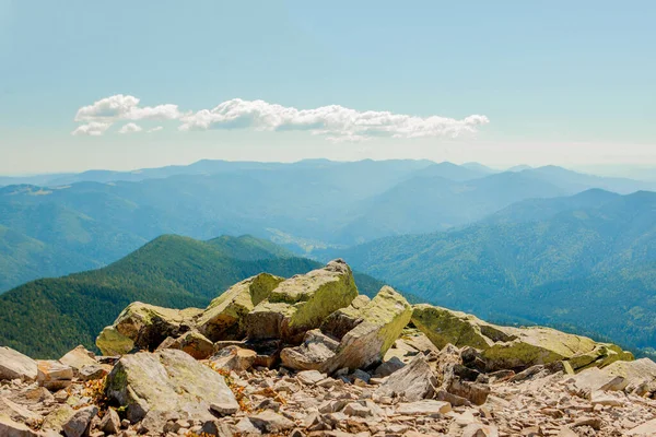 Ukrayna Karpatları ile güzel dağ manzaraları.