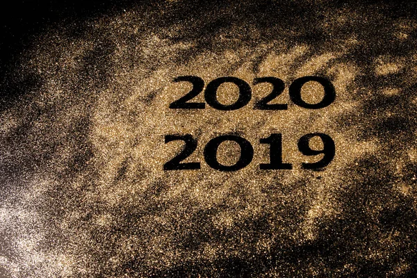 2019年から2020年の美しい輝く黄金の数字をブラックバックで — ストック写真