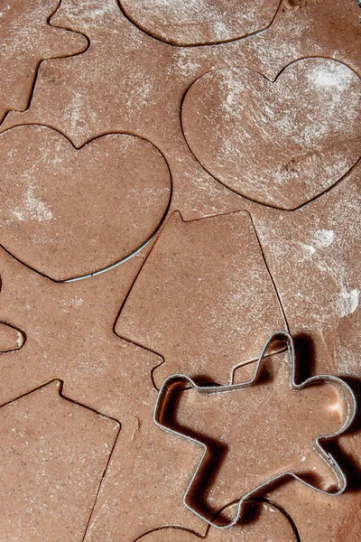 Lebkuchenbacken, Ausstecher mit Teig in Blütenform — Stockfoto