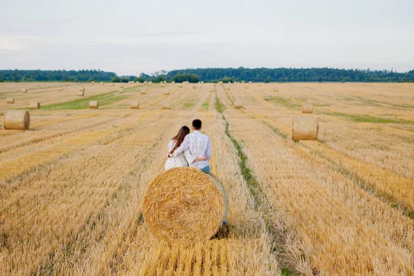 밀짚과 낭만적 인 개념, 아름다운 풍경, 여름 계절, 행복 한 젊은 부부 — 스톡 사진