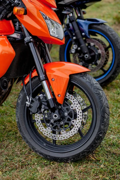 Motosikletlerin otoparkına yakın motosikletler park etmiş.