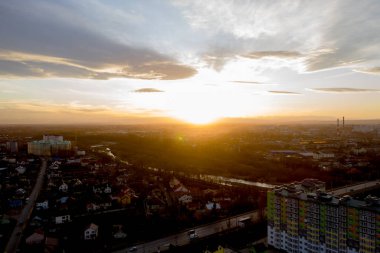 görüntü güzel köy görünümü bir küçük kasaba, çok sayıda ev Lübnan Dağı, güzel manzara, güzel kırsal yer, seyahat ve tatil kavramı üzerine sis dağlarda,