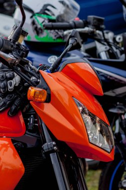 Ivano-Frankivsk, Ukrayna, 26 Ağustos 2019: Motosikletlerin otoparkına yakın motosikletler park edildi