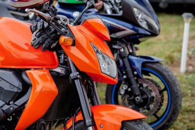 Ivano-Frankivsk, Ukrayna, 26 Ağustos 2019: Motosikletlerin otoparkına yakın motosikletler park edildi