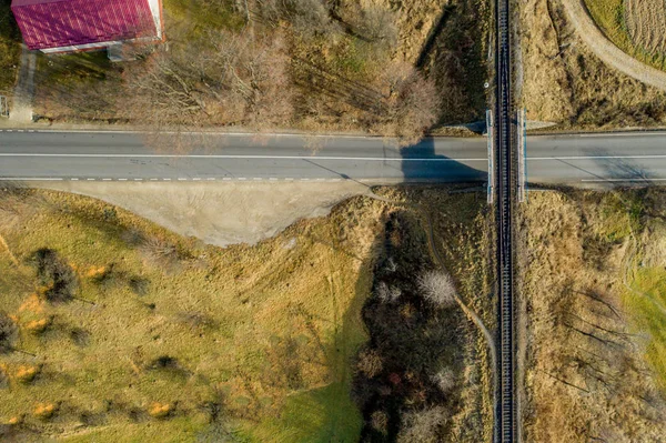 Ponte ferroviario tra prati verdi sulla strada in campagna, vista aerea . — Foto Stock