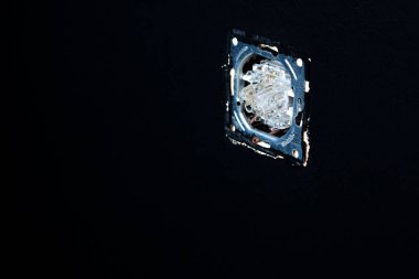 Siyah duvar arka planda çift beyaz ışık anahtarları. Yatay