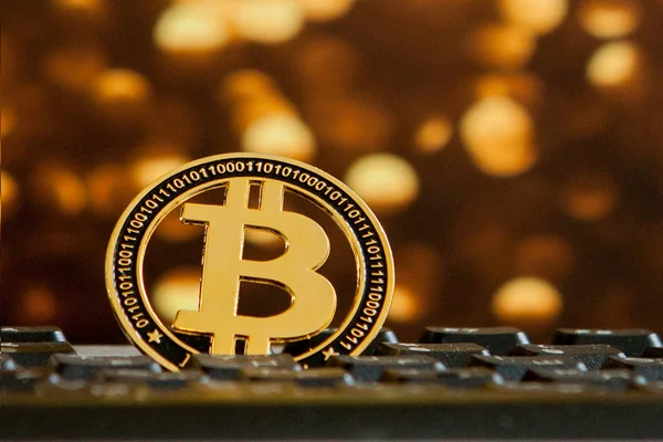 Bitcoin monnaie sur l'ordinateur du clavier sur fond bokee.Concept de crypto-monnaie virtuelle. — Photo