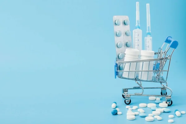 Pharmacy medicine. Shopping cart with pills and medical supplies. — Stock Photo, Image