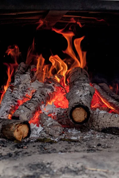 Hete levendige brandende berk logs in open haard op een koude winterdag — Stockfoto