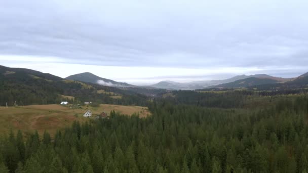 Herbstliche Berge Und Blauer Himmel Traditionelle Landschaft Den Bergen Karpaten — Stockvideo