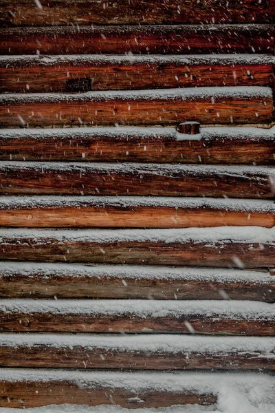 Primo piano sfondo di vecchie assi di legno sotto la neve — Foto Stock