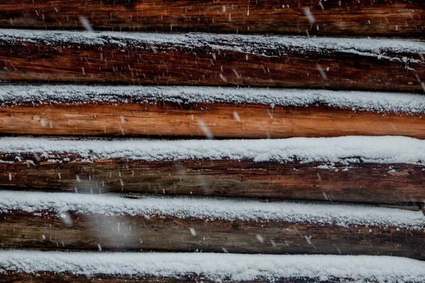 Detailní zázemí starých dřevěných prken pod sněhem — Stock fotografie